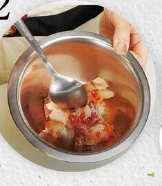 具材とタレを混ぜる