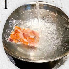 パックのまま流水で約10分解凍